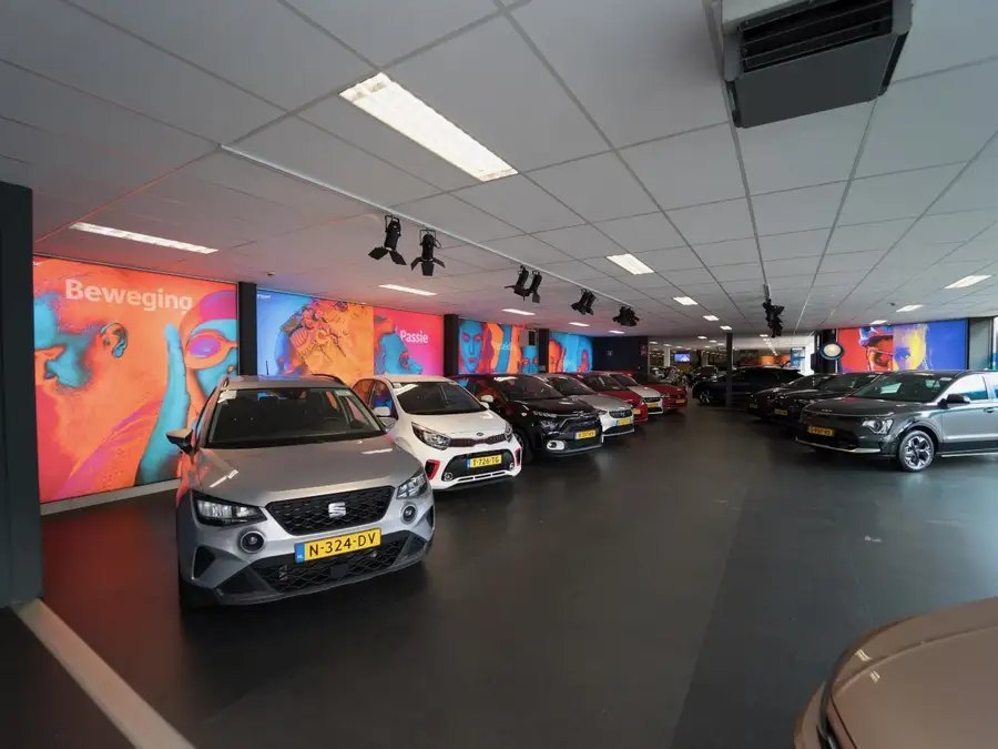 Showroom van Auto Smeeing met kleurrijke Wisseldoeken boven de auto's