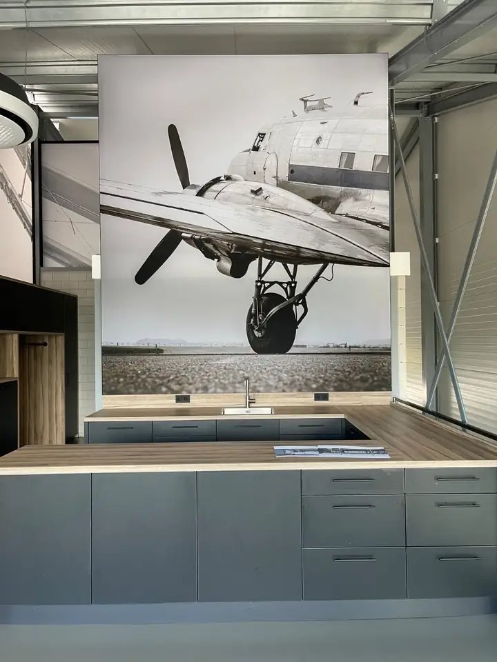 Keuken van Beyond Imagination met een Wisseldoek van een historisch vliegtuig