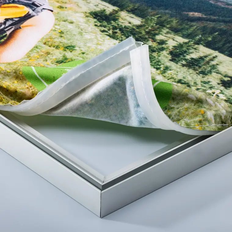 Close-up van een Wisseldoek: de siliconen pees wordt in de groef van het aluminium frame gedrukt