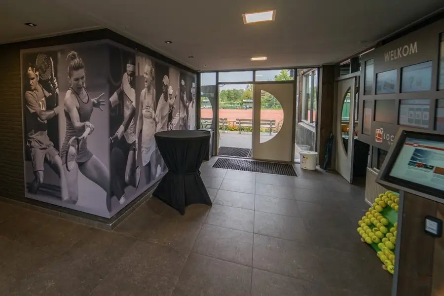 Entree van Lockhorst Tennis en Padel met een groot Wisseldoek van sporters