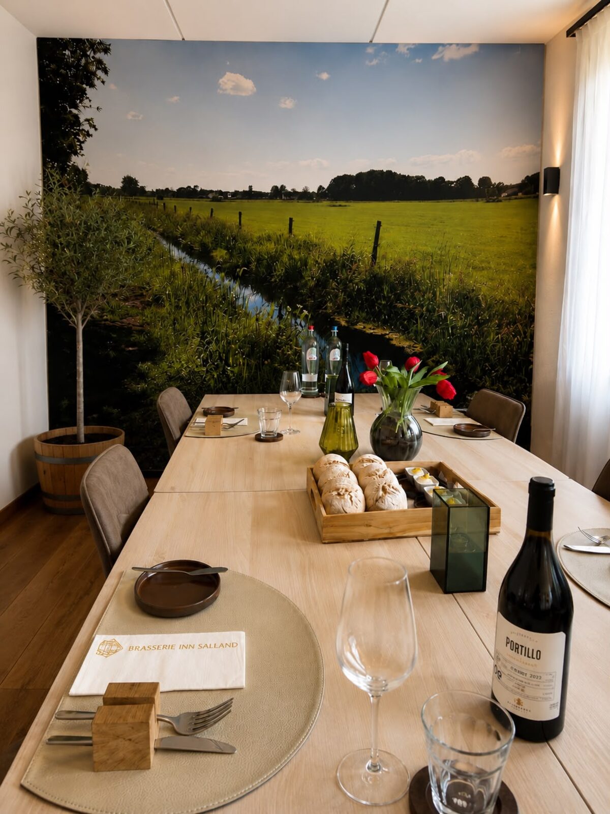 Hotelkamer van Hotel Inn Salland met een Wisseldoek van het Sallandse landschap