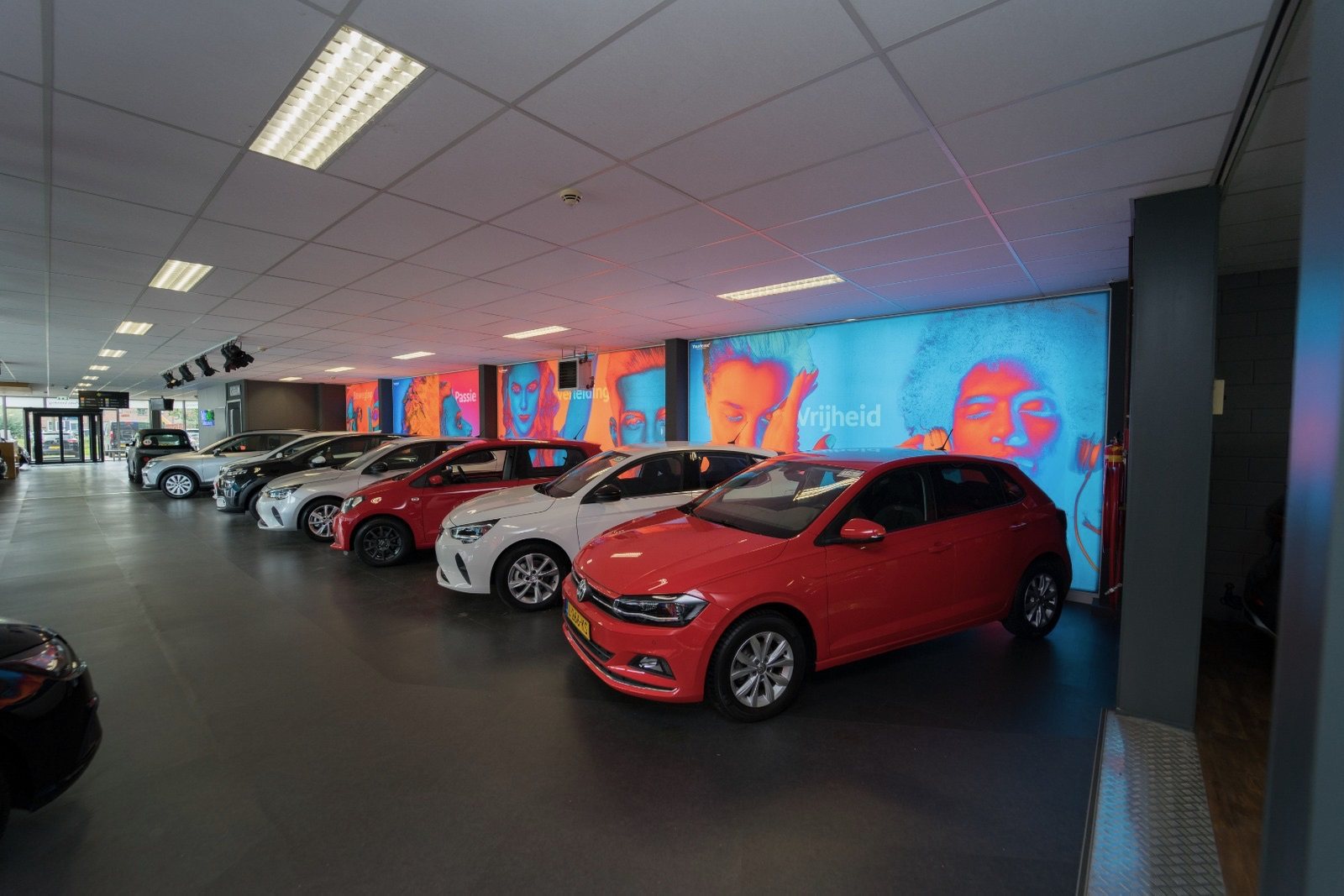 Showroom van Auto Smeeing met een grote achterwand van Wisseldoek