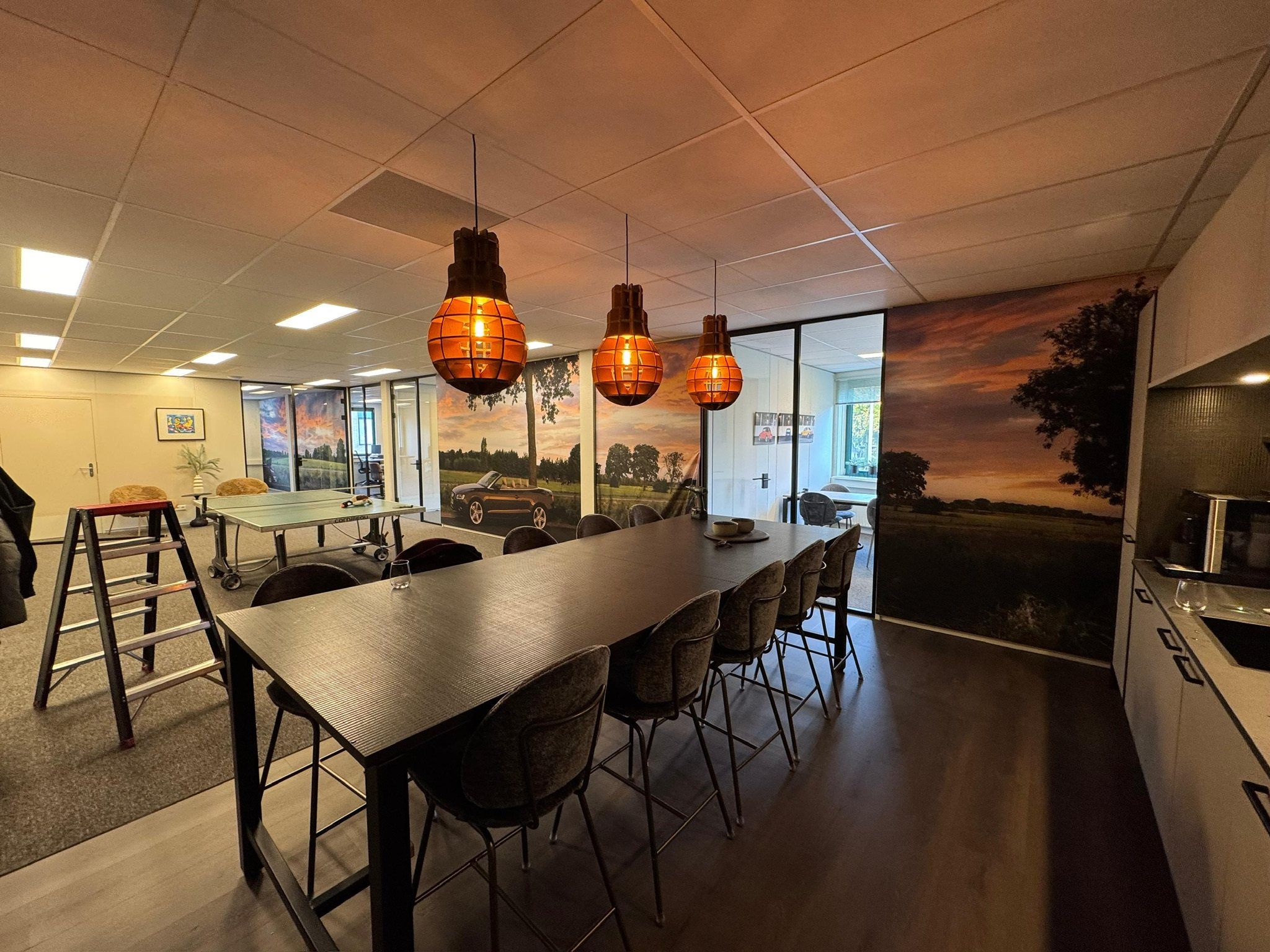 Overlegruimte van Captive Finance met een landschap als Wisseldoek op de wanden