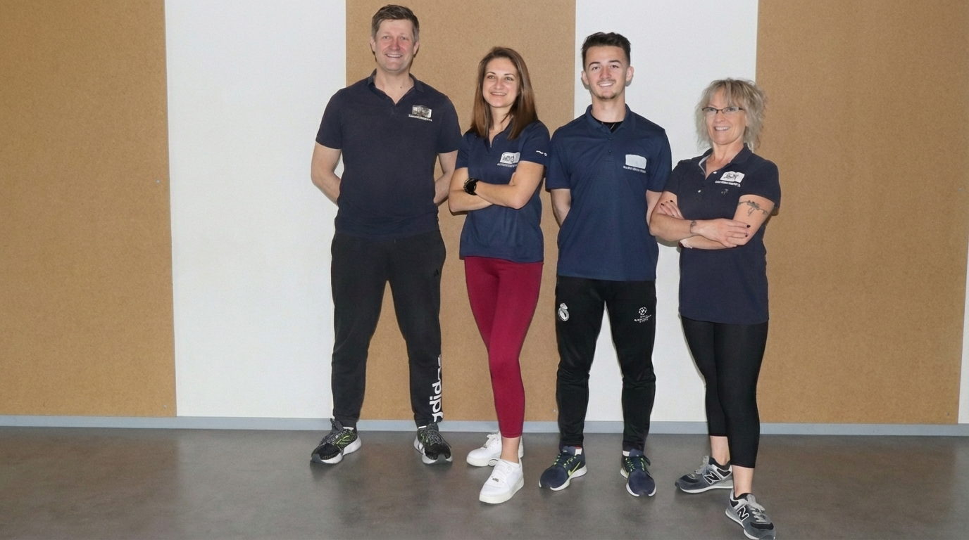 Photo de Frédéric Hoff et de son équipe de coachs Sport Santé devant l'entrée du centre.