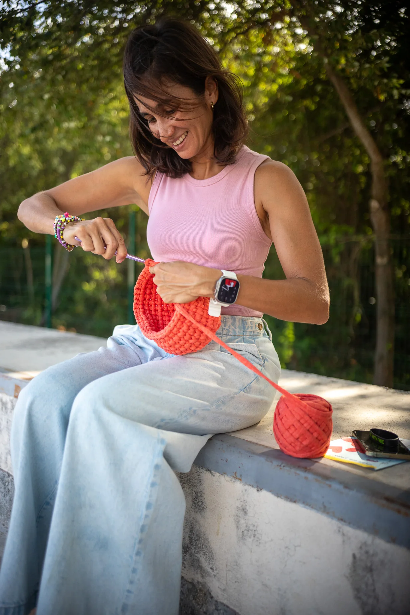 La creadora tejiendo en Cancún