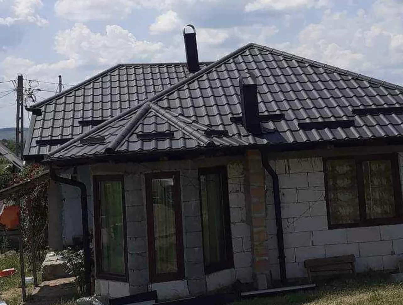 Cserepeslemezes családi ház tető