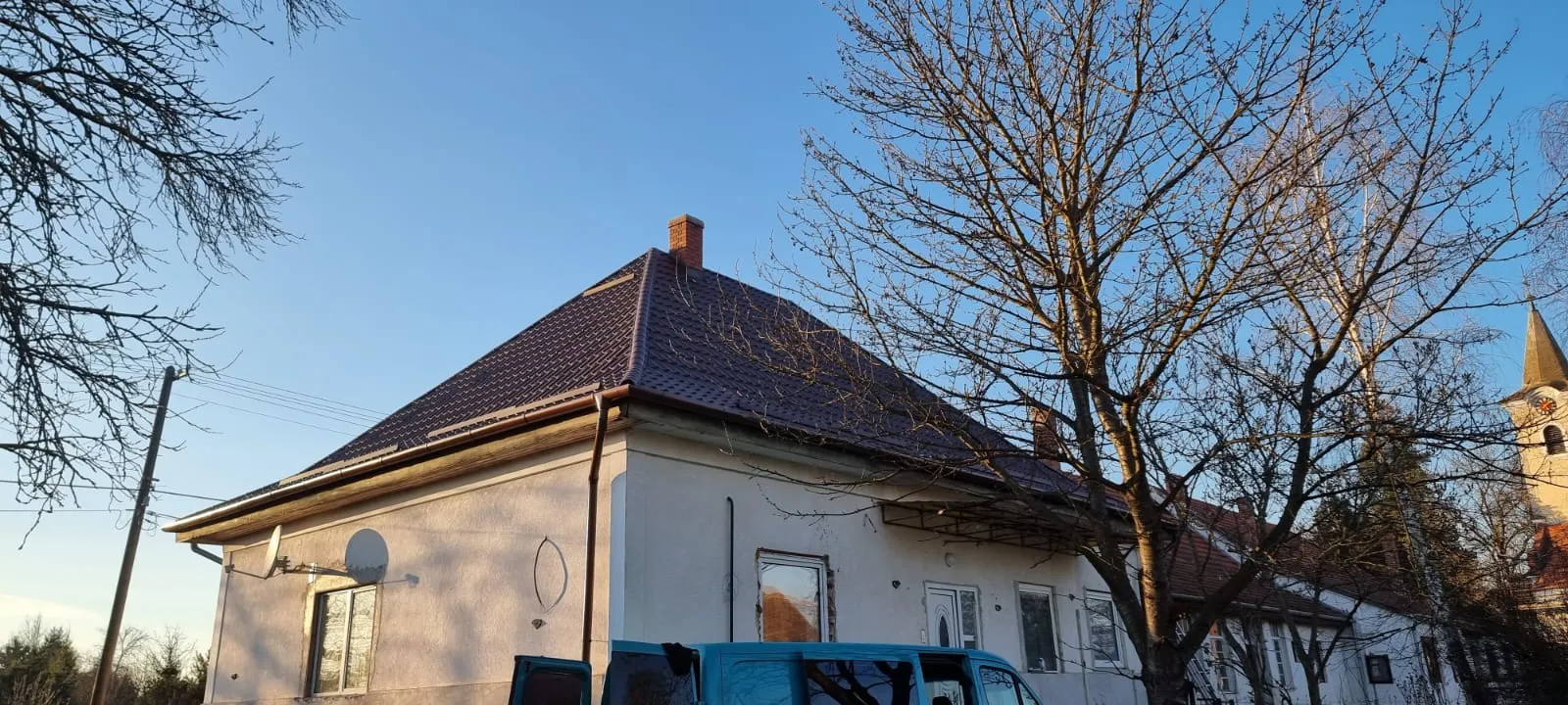 Elkészült új cserepeslemezes tető családi házon — teljes tetőcsere