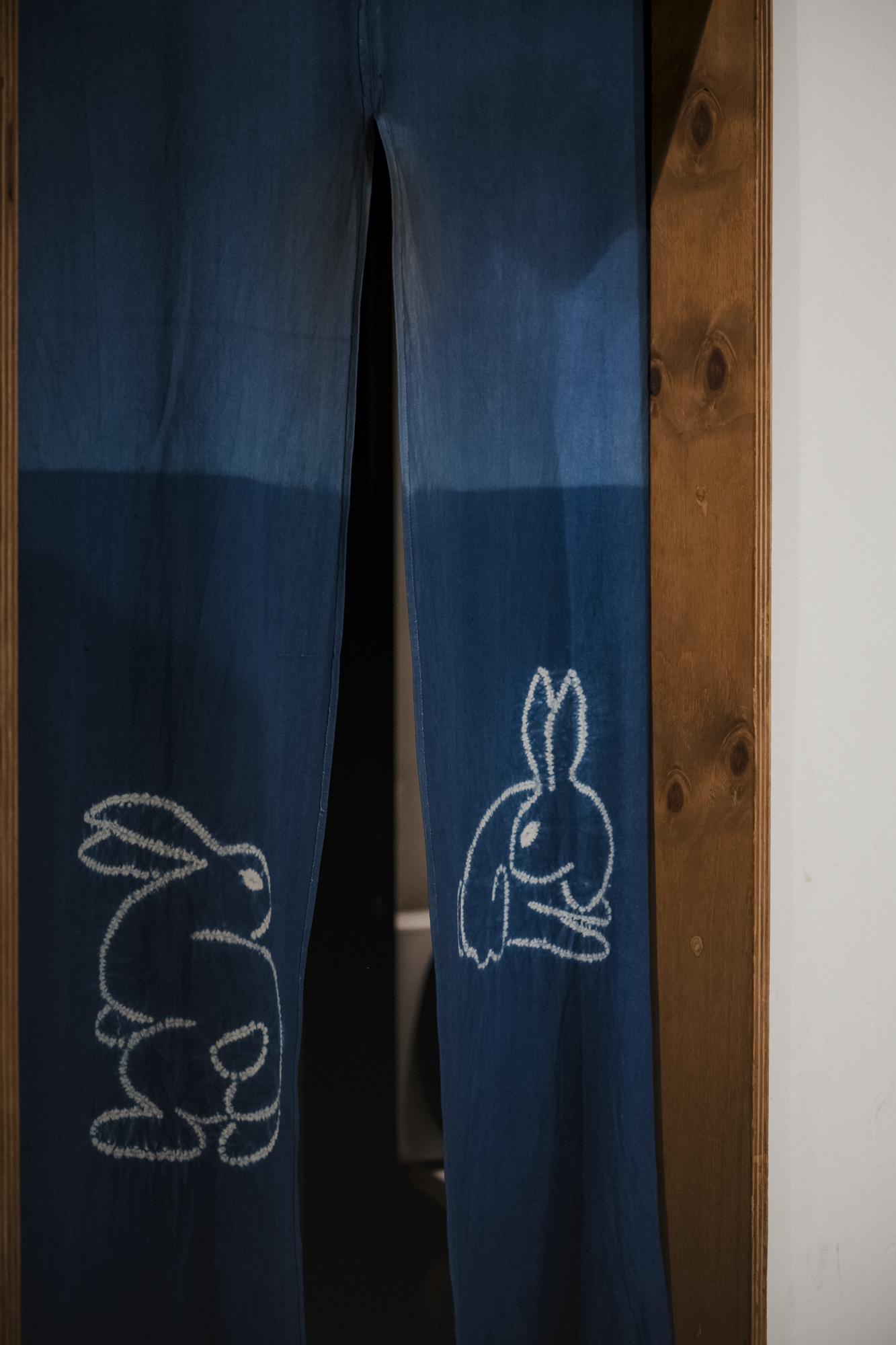 Spijkerbroeken met print zijn gordijn geworden in winkel