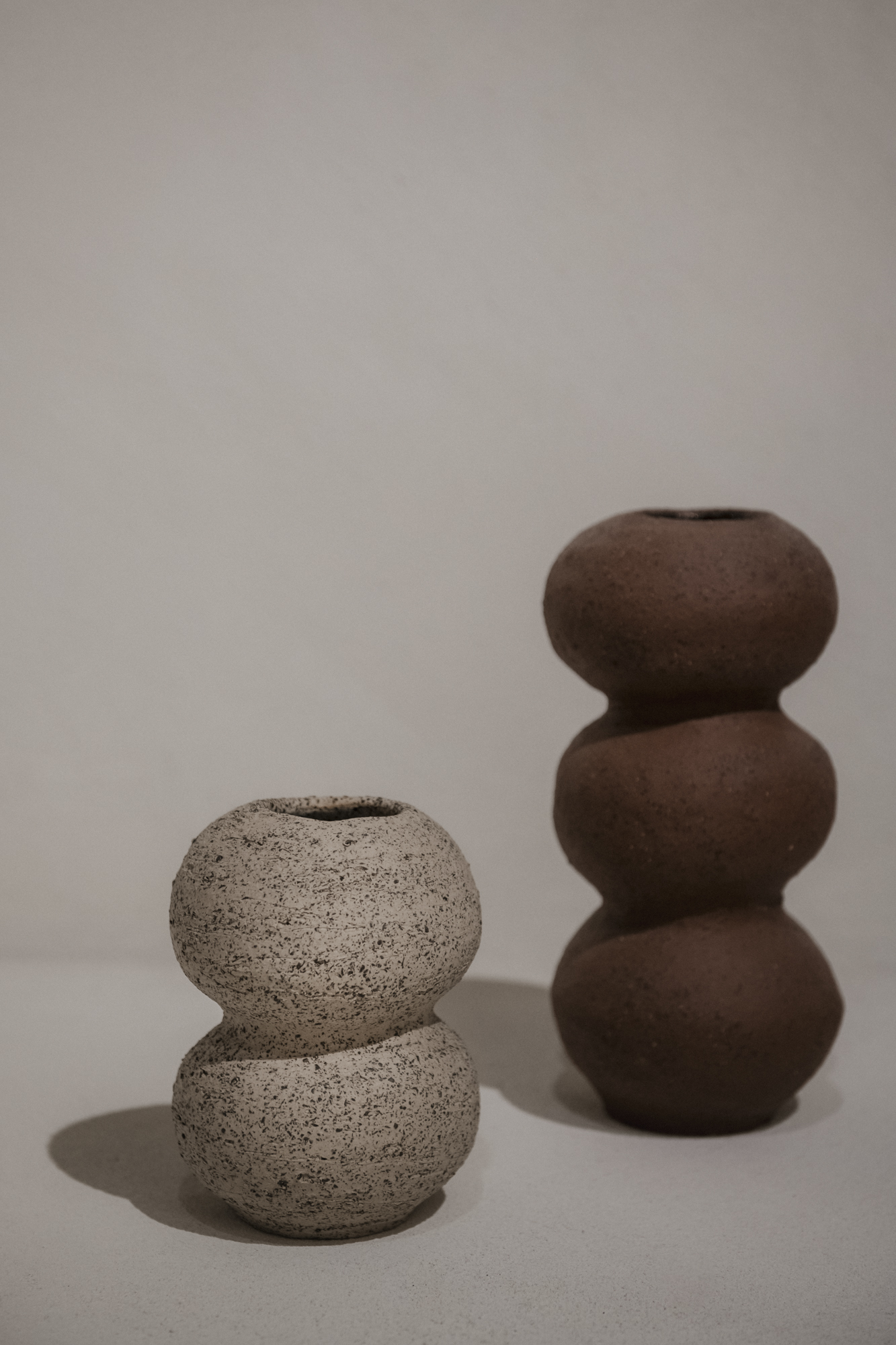 Abstracte foto van 2 bolletjesvazen met schaduwen