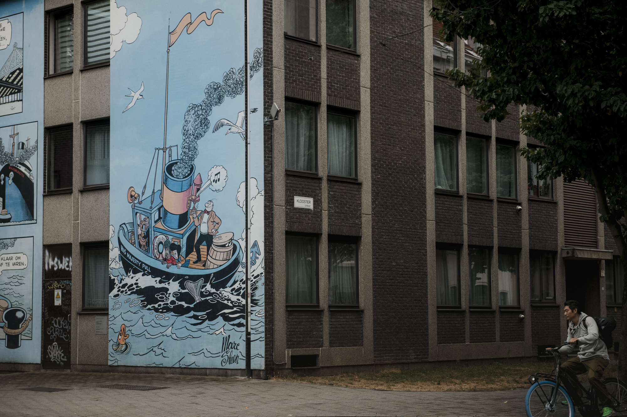 Striptekening op zijkant van Antwerps gebouw
