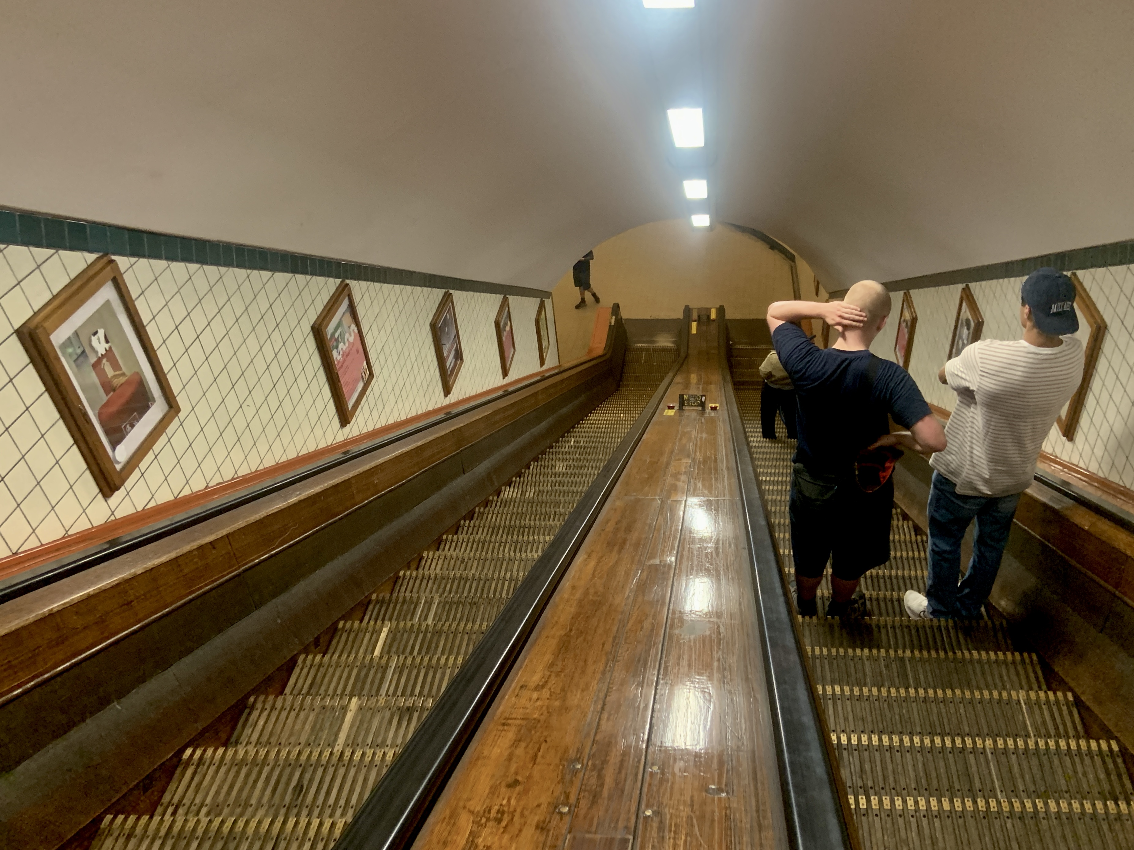 Sint-Annatunnel met houten roltrap met mensen