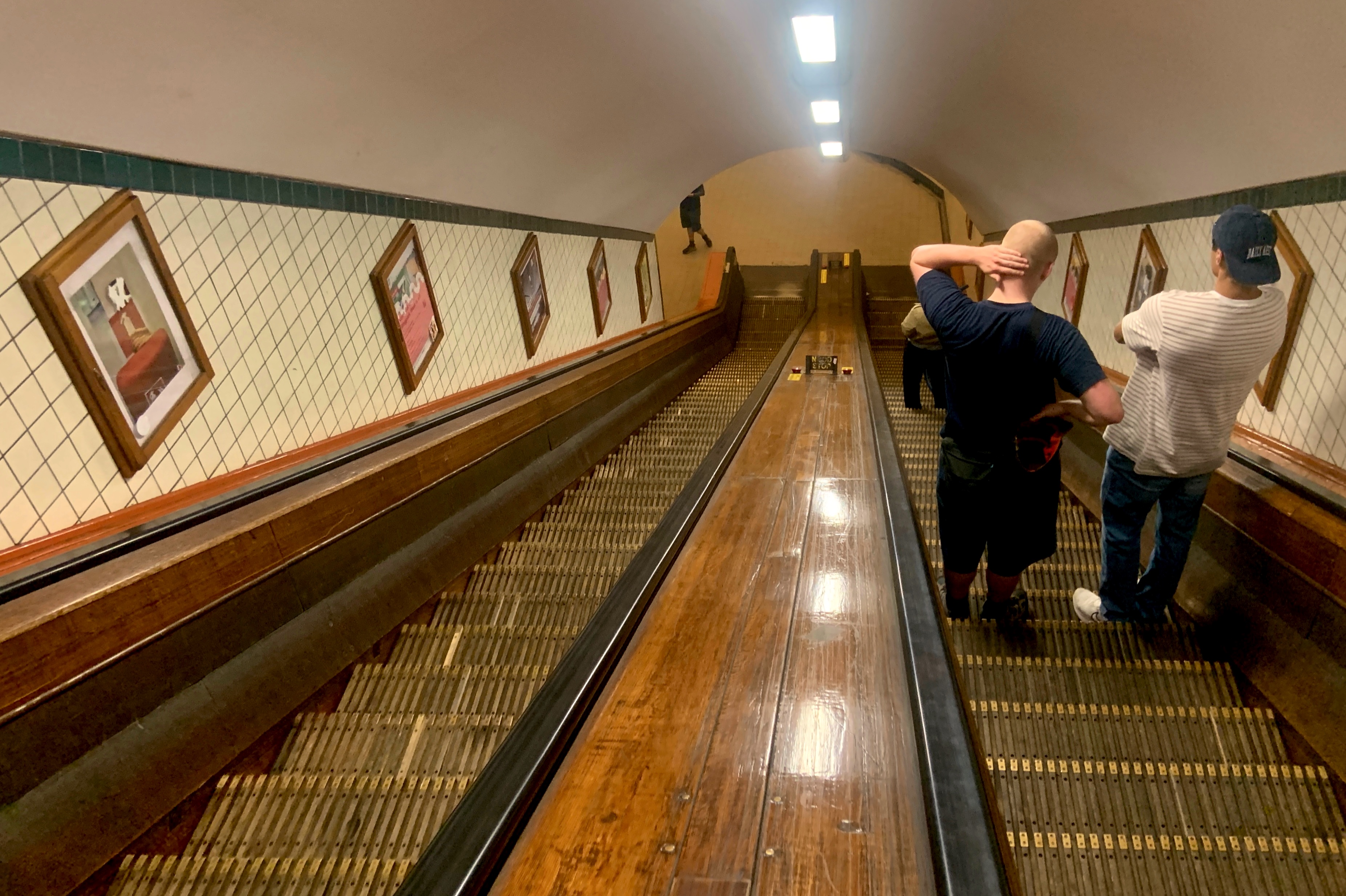 Sint-Annatunnel met houten roltrap en mensen