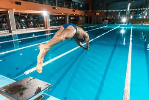 Hombre aventandose a una piscina