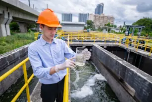 ingeniero analizando una muestra de aguas residuales