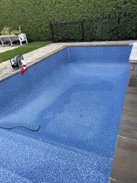 Piscine creusée fraîchement entretenue