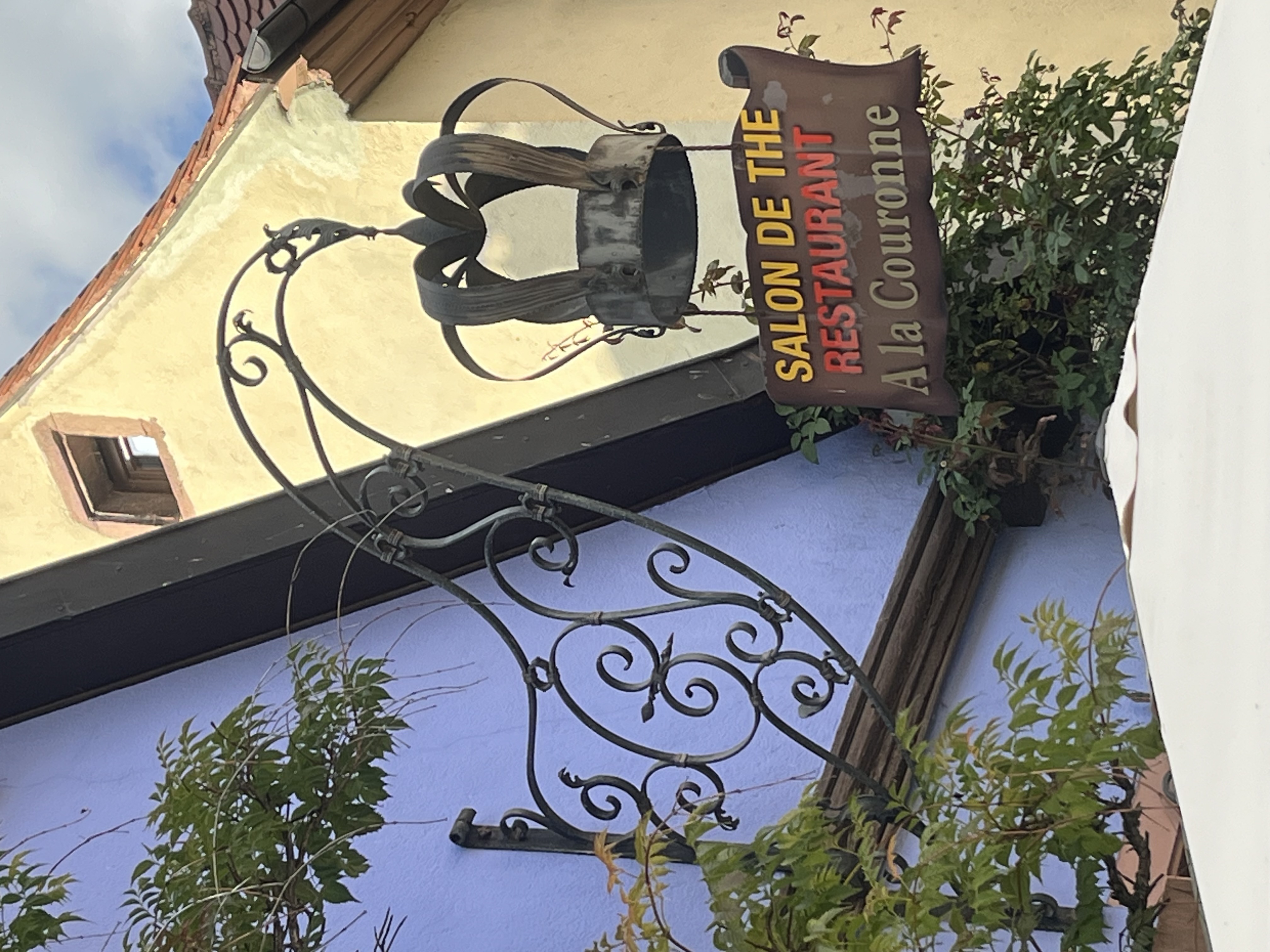 Salon de Thé À la Couronne crown sign