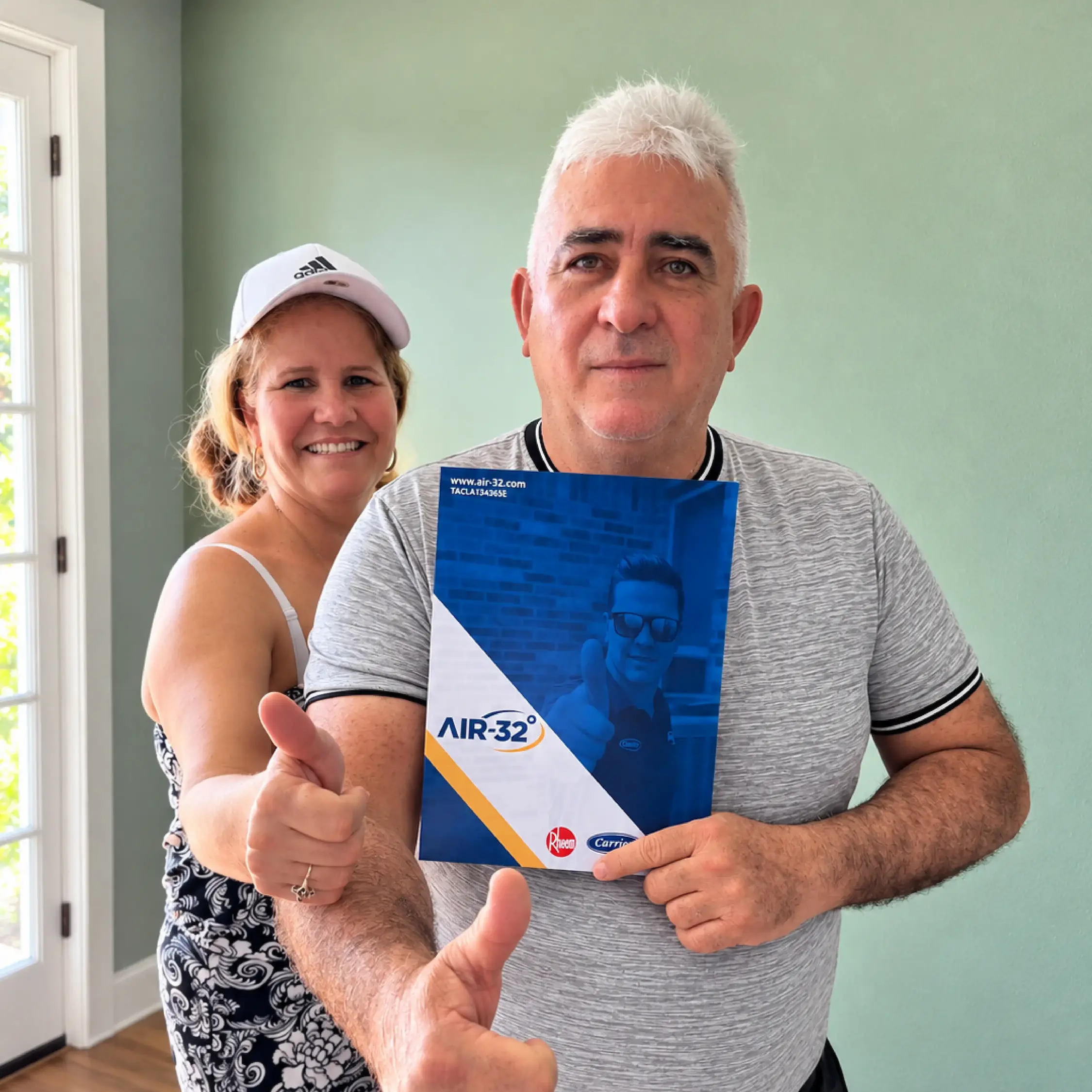 Customer couple with their AIR-32 folder
