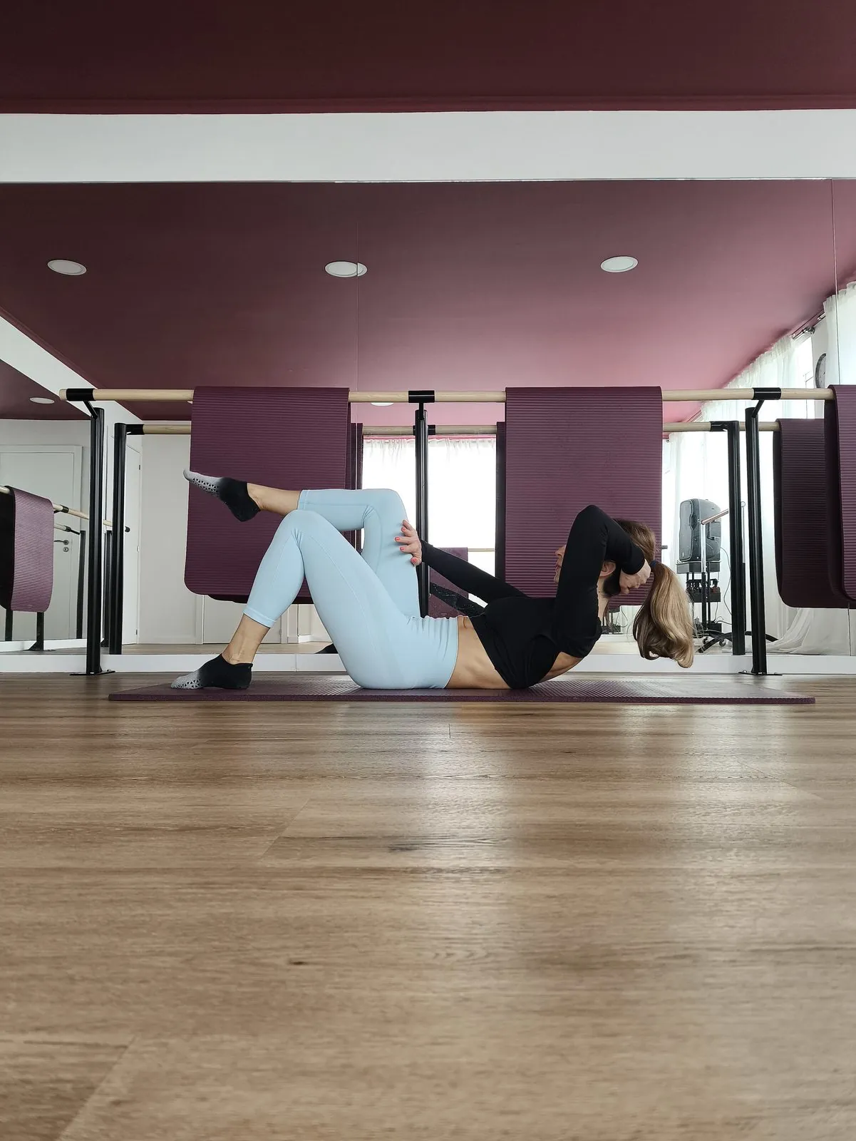 Exercício de core seguro no estúdio