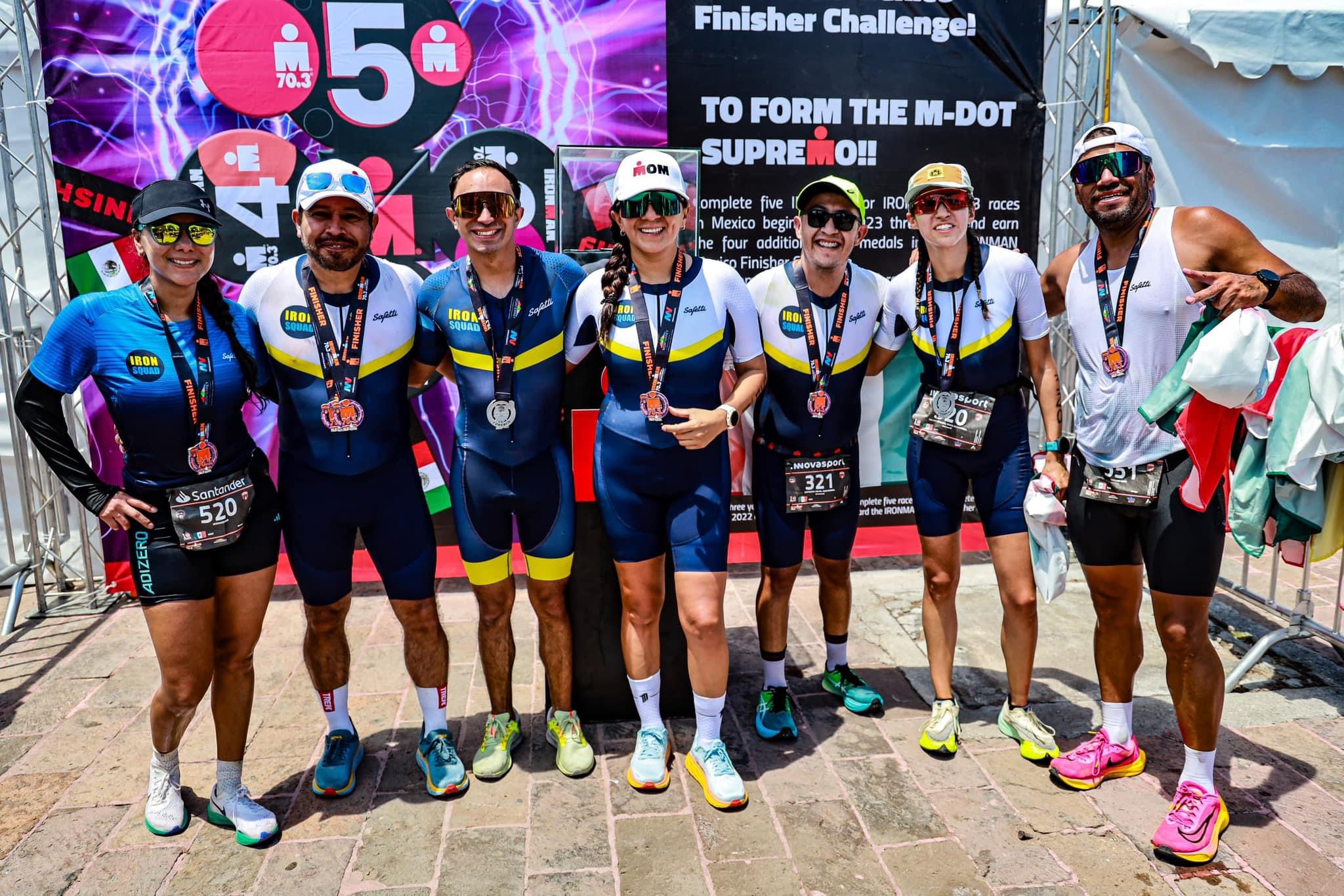 Equipo con medallas terminando carrera ironman cozumel