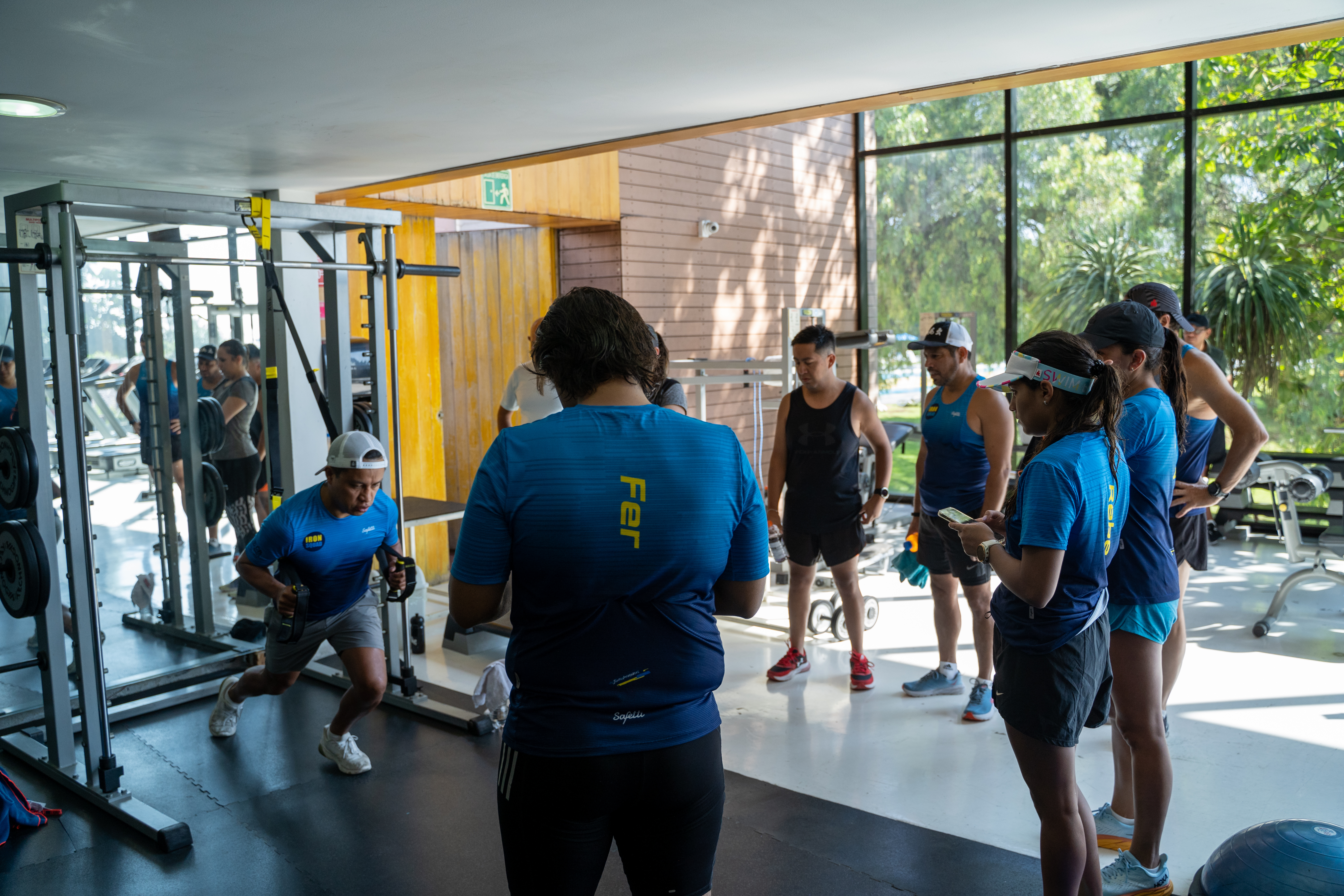 Equipo de personas entrenando acondicionamiento fisico en un gym 