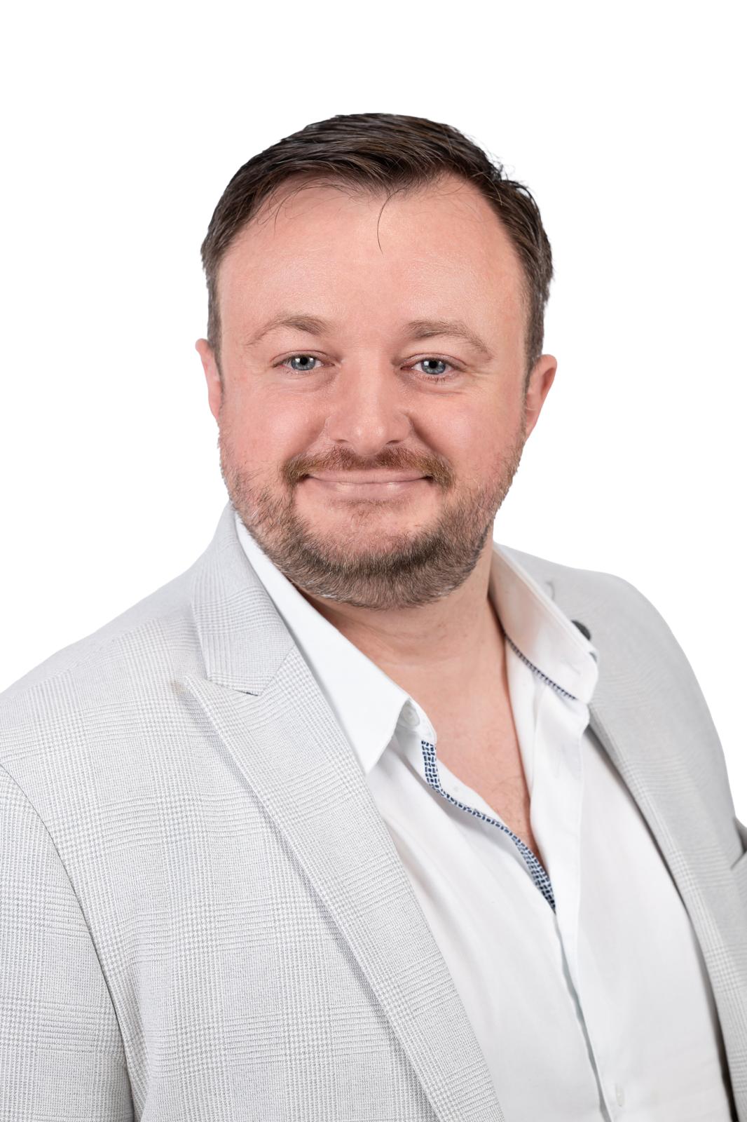 A headshot photo of Andy Nisevic, Performance Recovery Specialist, and Founder of One Degree Training and Coaching Ltd