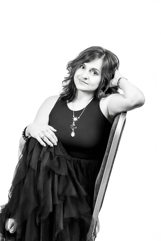 Retrato de Laura Bailey en blanco y negro