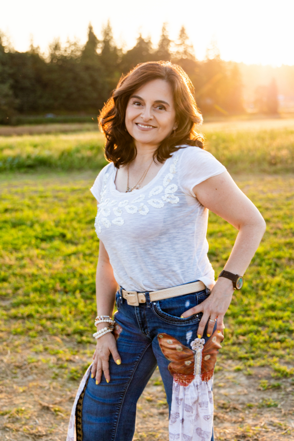 Laura Bailey en el campo al atardecer