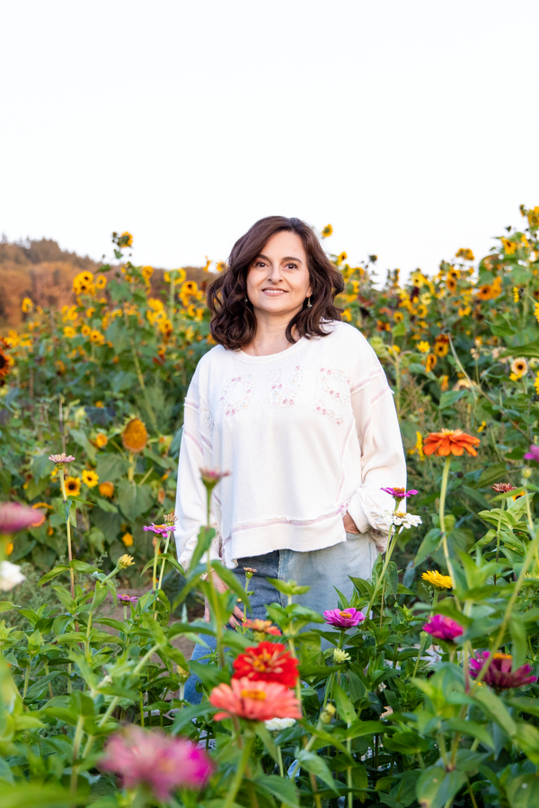 Laura Bailey entre girasoles y flores