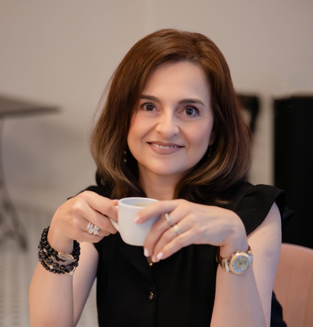 Laura Bailey sonriendo con una taza de té