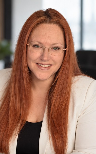 Marie-Christine Boies, Adm.A., MGP, souriante, en veston blanc