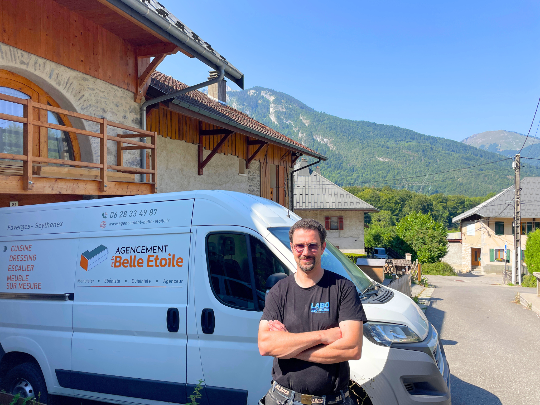 Christophe BOSQUET,   artisan cuisiniste dans son atelier à Faverges-Seythenex