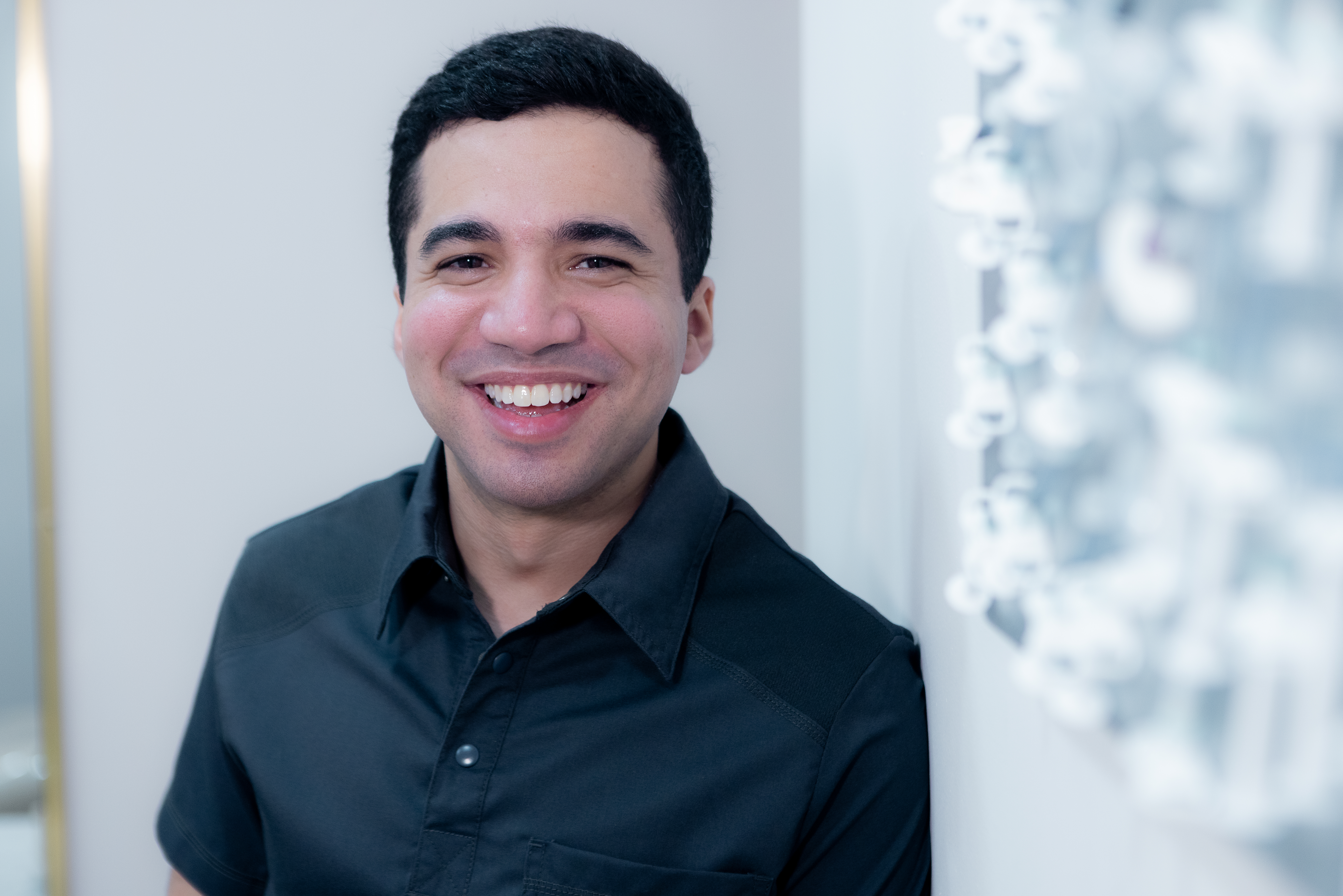 Dr. Miguel Maya en consulta