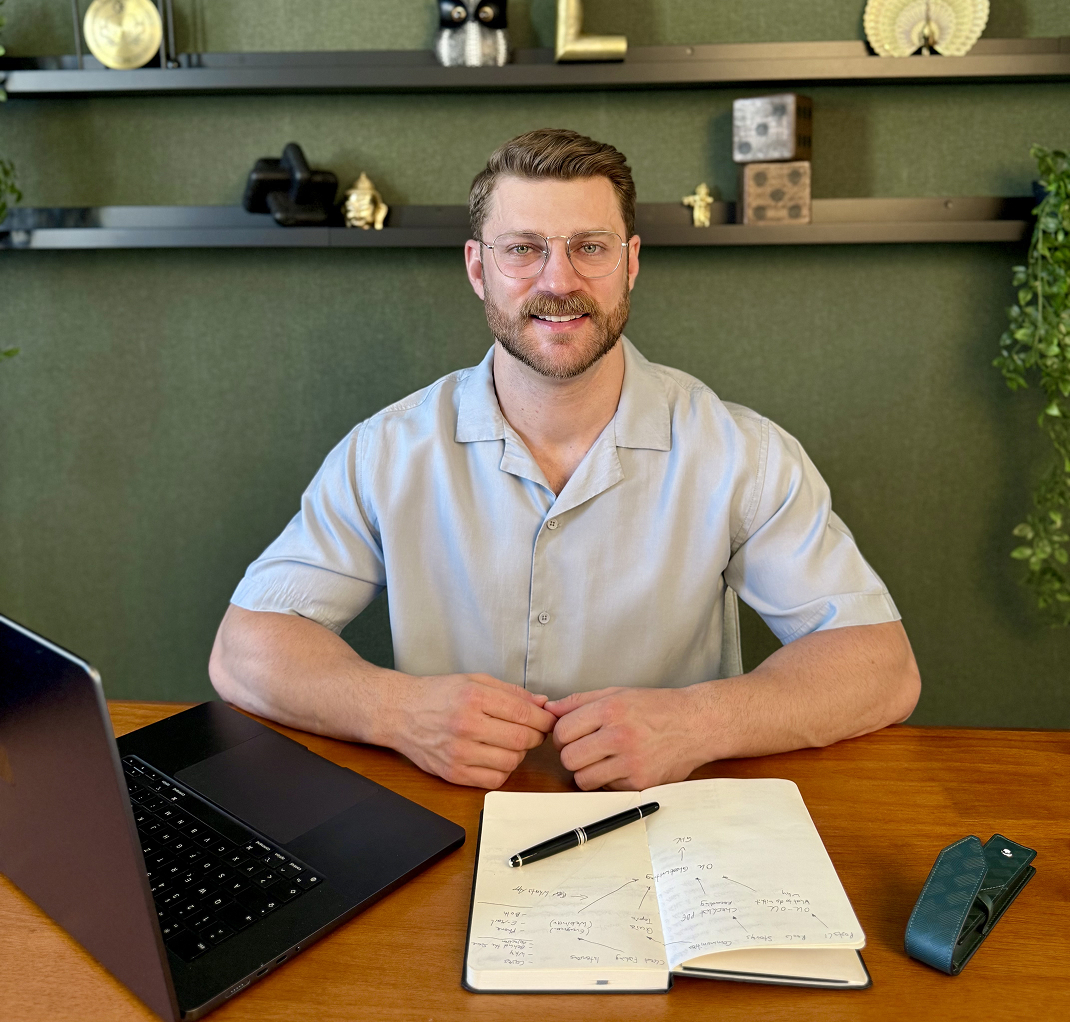 Lukas Lanx im Büro und am Vorbereiten neuer Onlinekurs Konzepte