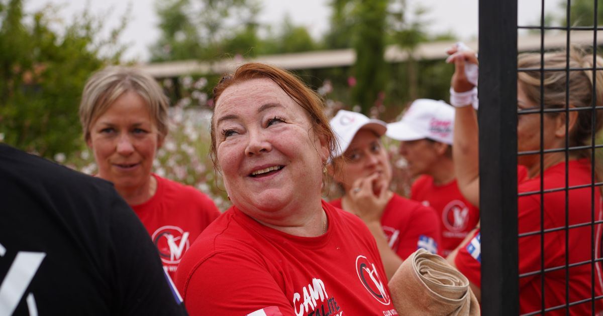 Femme de plus de 40 ans fière de ses progrès et de ses petites victoires
