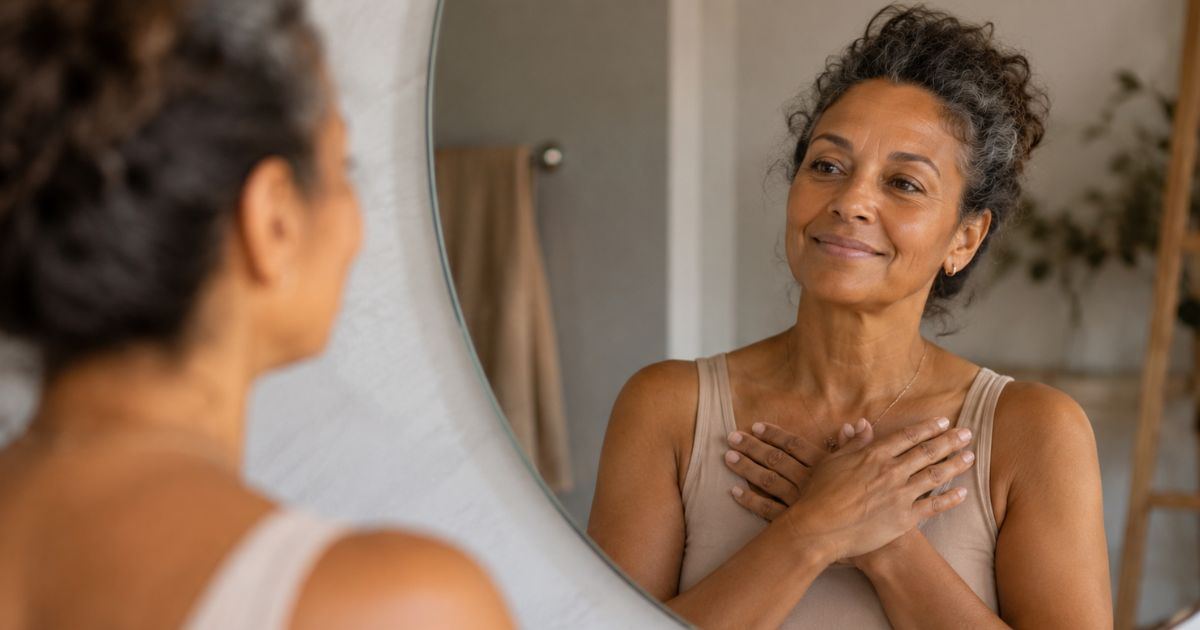 Femme de plus de 40 ans à la ménopause qui décide de reprendre soin d'elle devant son miroir