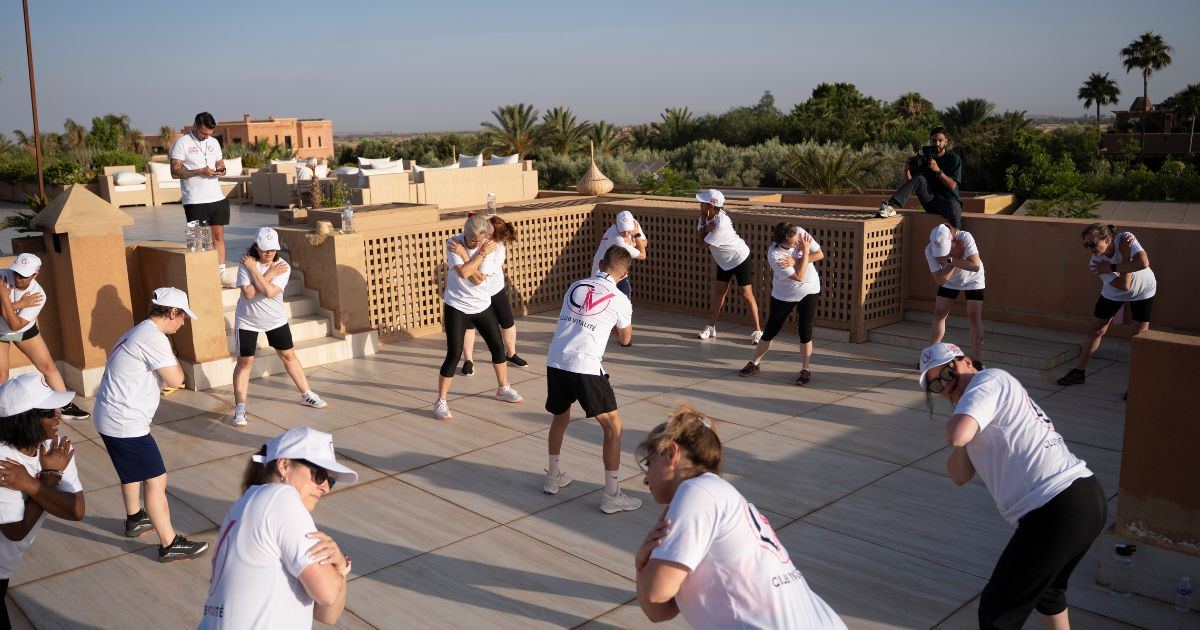 Groupe de femmes de plus de 40 ans en activité physique douce ensemble