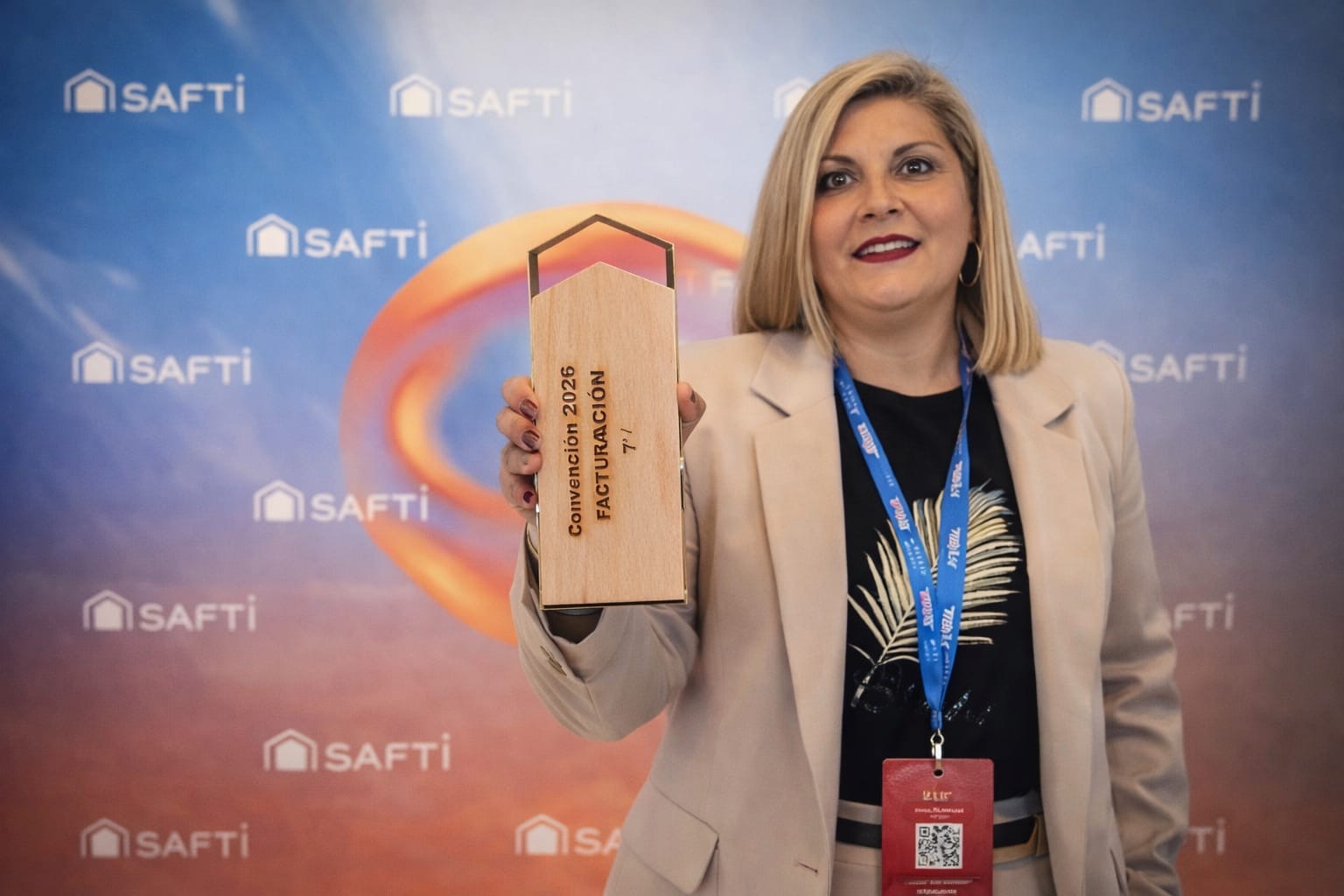 Raquel Viana asesora inmobiliaria con su premio