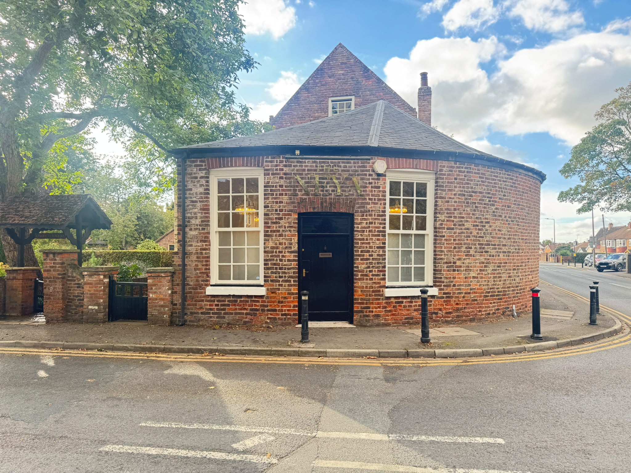 The Neya Clinic building on Station Road, Hatfield