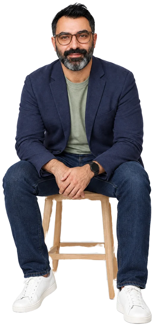 Kerem Sivrikaya, Gründer von KERS Consulting, sitzt entspannt auf einem Hocker