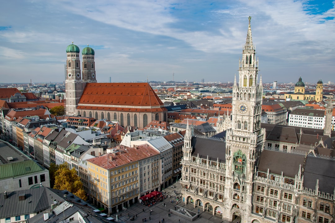 Marienplatz mit Neuem Rathaus und Frauenkirche in München