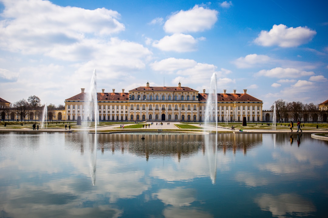 Schloss Schleißheim mit barockem Hofgarten und Fontänen