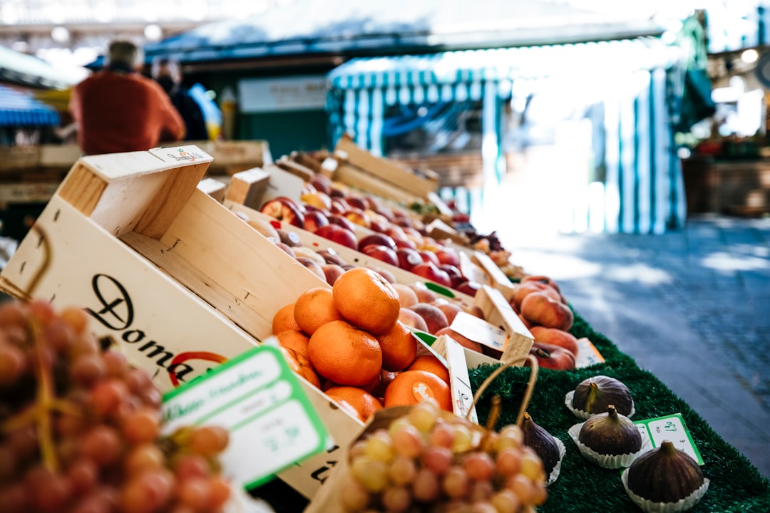 Marktstand mit frischem Obst und Gemüse auf dem Viktualienmarkt München