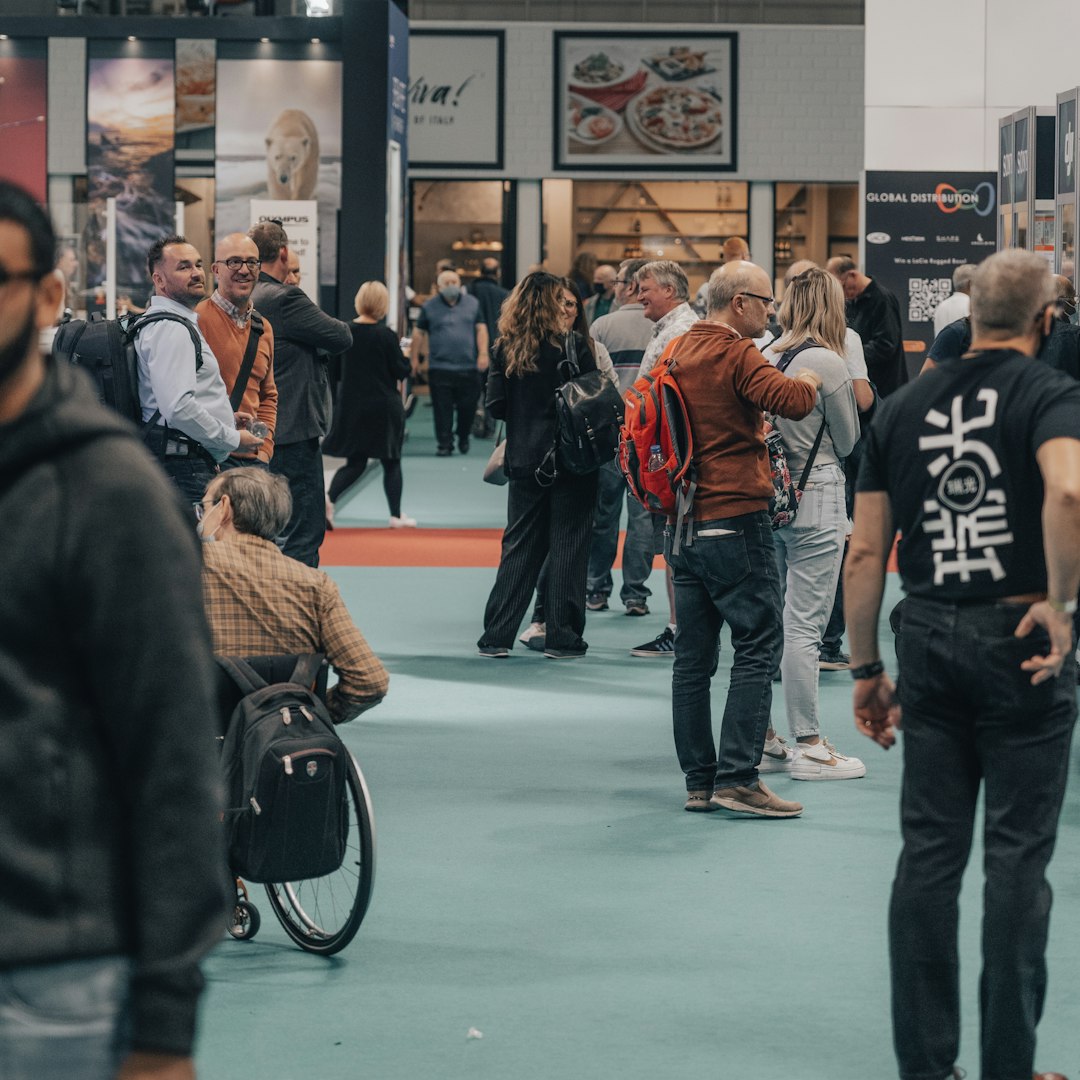 Besucher auf einer Fachmesse in München