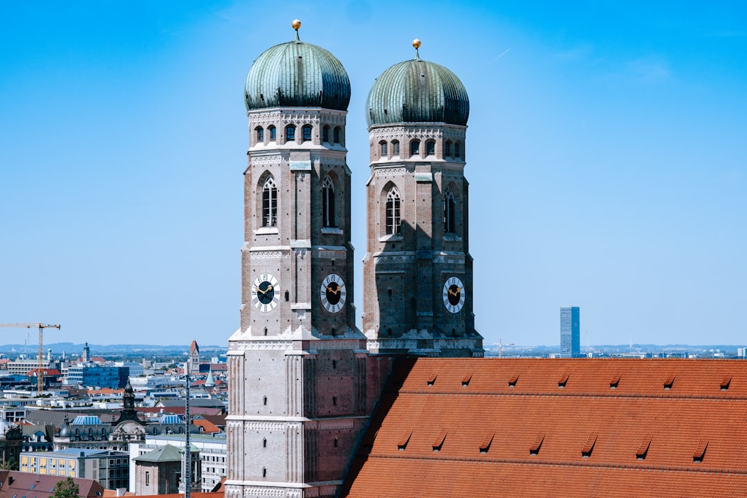Türme der Frauenkirche über der Münchner Altstadt