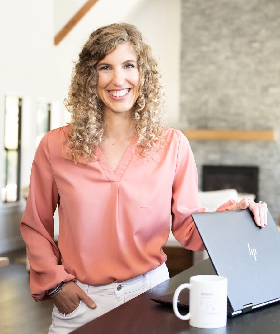 Dawn Apuan smiling with her laptop