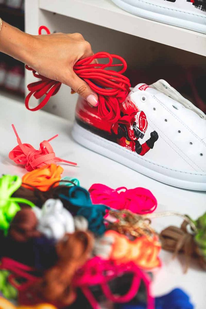 Lacci colorati e sneakers dipinte nell'atelier di Jessica