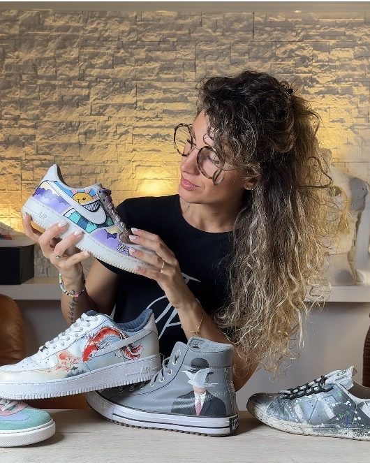 Jessica con le sneakers dipinte