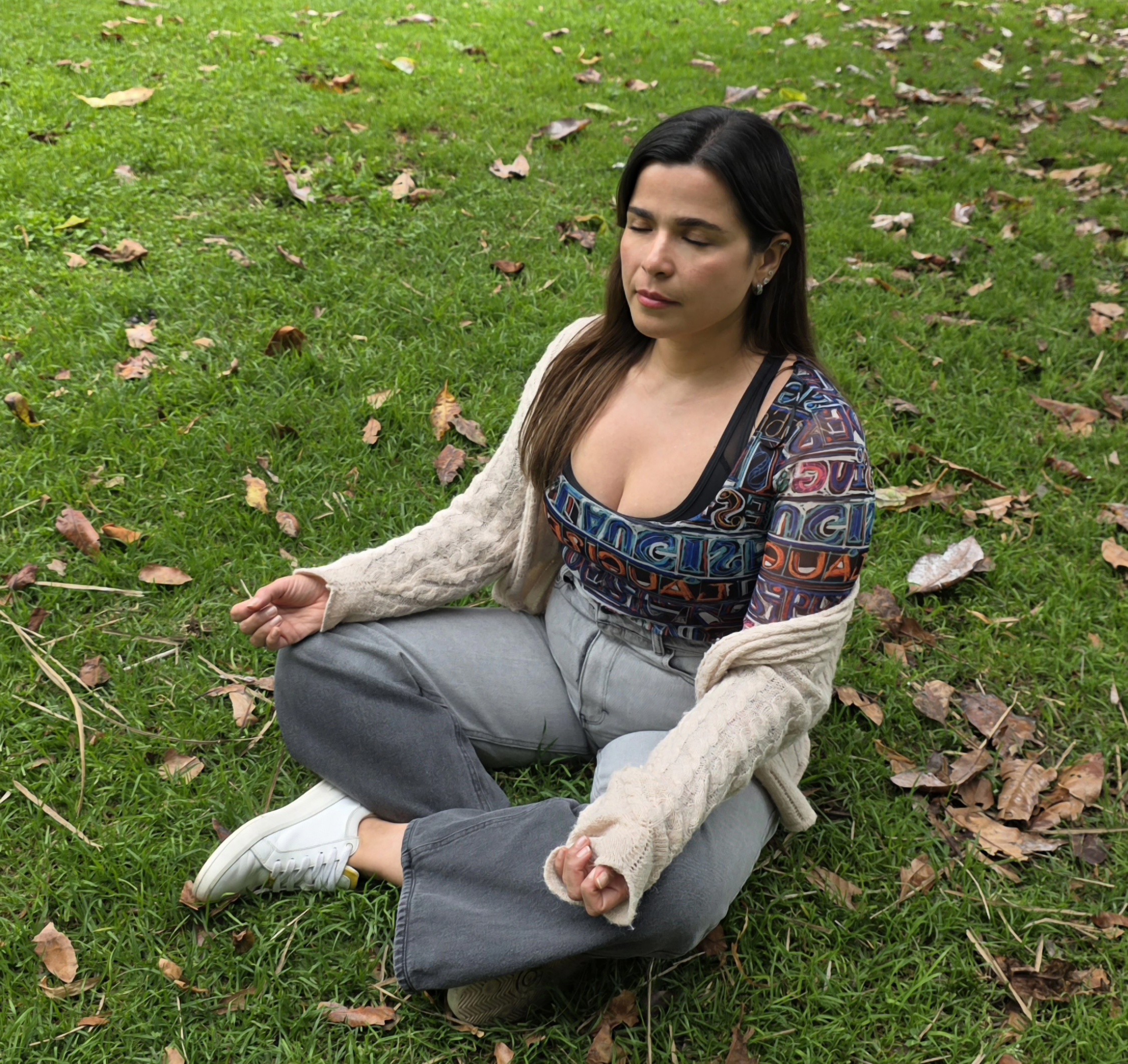Heidy Mendoza meditando en el jardín — encontrar la calma