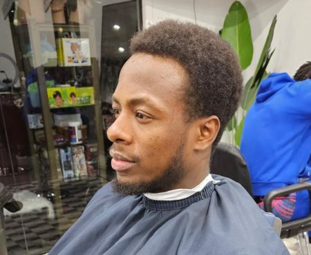 Afro naturel sculpté, coupe réalisée par Olivier, vue de profil