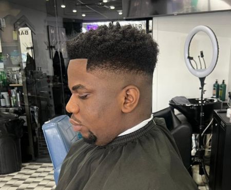 Mid fade et barbe tracée, coupe réalisée par Olivier, vue de profil
